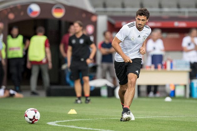 Německý obránce Mats Hummels během tréninku před utkáním kvalifikace MS 2018 s Českou republikou.