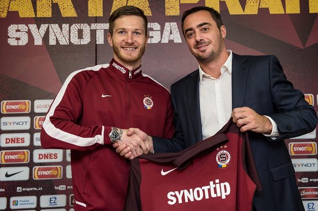 Nová posila Sparty obránce Ondřej Mazuch (vlevo) a generální ředitel klubu Adam Kotalík.