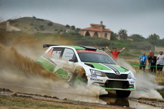 Jan Kopecký se Škodou Fabia R5 na trati Rallye Sardinie v závodě mistrovství světa.