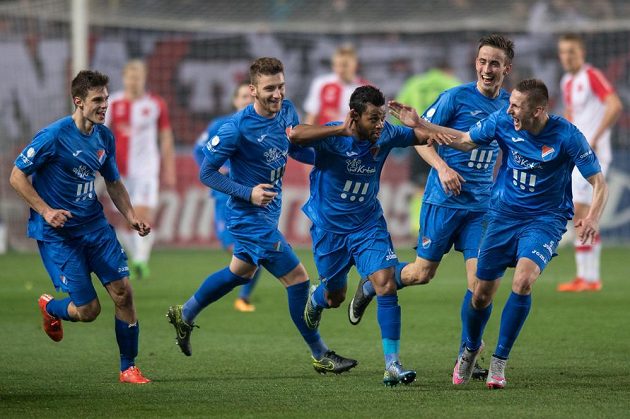 Carlos Azevedo (uprostřed) z Baníku oslavuje se spoluhráči gól na hřišti Slavie.