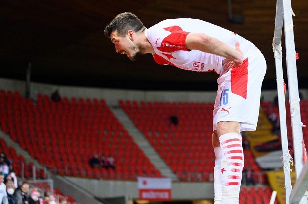 Ondřej Kúdela ze Slavie během děkovačky s fanoušky v rámci oslavy zisku mistrovského titulu.
