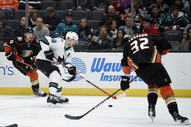 Útočník San Jose Sharks Tomáš Hertl (48) mezi hráči Anaheimu Ducks Camem Fowler (4) a Jacobem Larssonem (32).