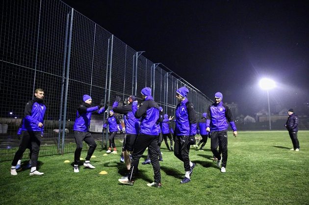 Trénink fotbalistů Plzně probíhal pod umělým osvětlením.