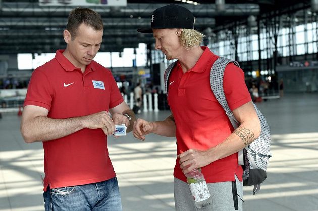 Tomáš Janků (vlevo) a tyčkař Michal Balner na letišti Václava Havla před odletem na atletické mistrovství světa do čínského Pekingu.