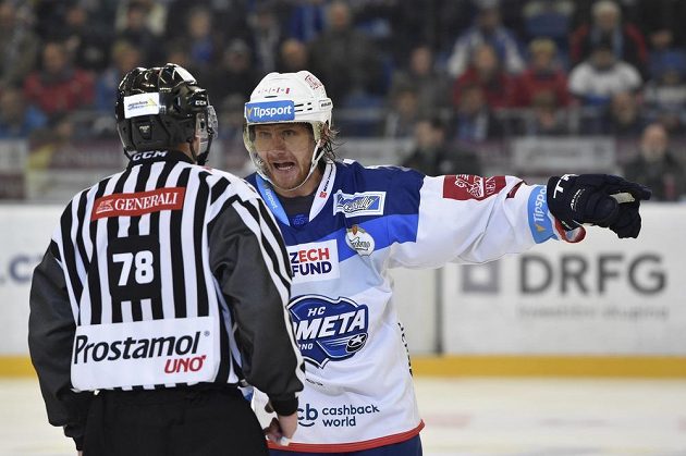 Martin Erat z Brna se dožaduje u rozhodčího Radka Špringla vysvětlení trestu pro Petra Holíka.