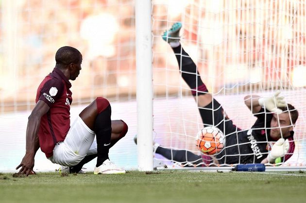 Kehinde Fatai dotlačil míč za záda Igora Akinfejeva a dal Spartě dvougólový náskok.