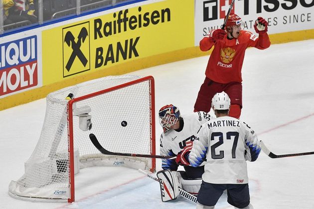 Vpravo se raduje Jevgenij Malkin z Ruska, přihlíží Alec Martinez.