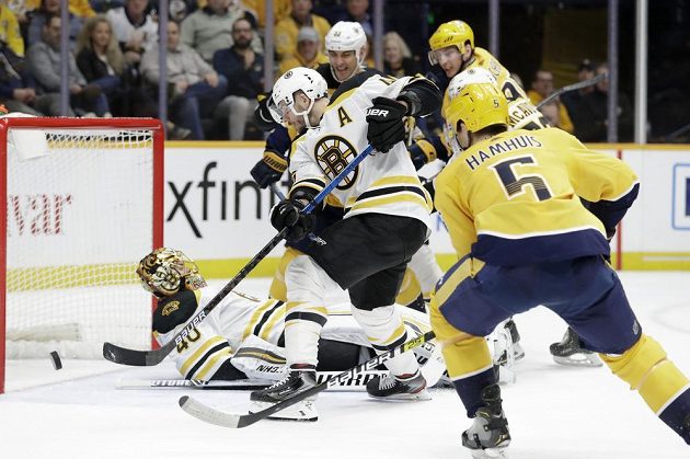 Závar před brankou Bostonu v utkání NHL sleduje i jeho český útočník David Krejčí.