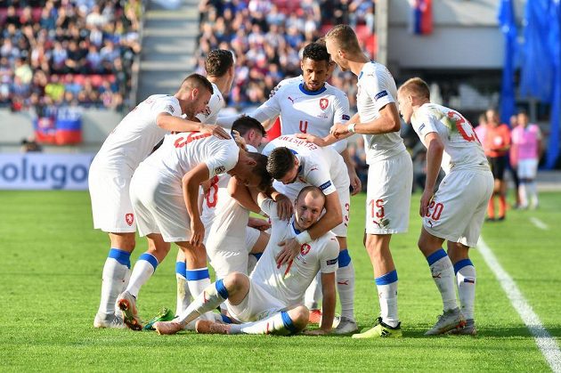 Čeští fotbalisté slaví úvodní branku utkání