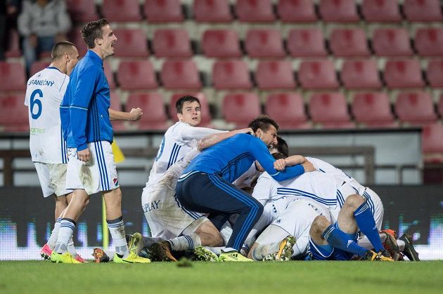 Fotbalisté Baníku Ostrava oslavují vítězství a postup po utkání osmifinále MOL Cupu na hřišti Sparty