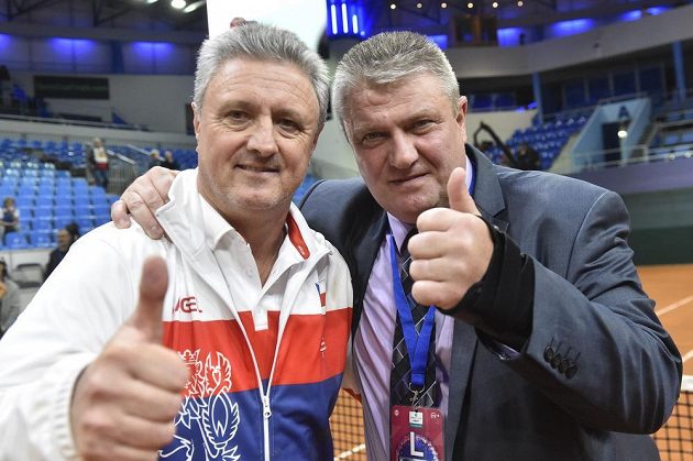 Kapitán reprezentace České republiky Jaroslav Navrátil a prezident Českého tenisového svazu Ivo Kaderka se radují z celkového vítězství.