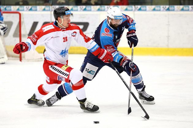 Tomáš Slovák z Chomutova a olomoucký hráč Aleš Jergl v souboji během utkání 27. kola hokejové extraligy.