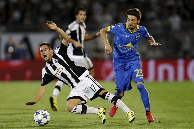 Andrija Živkovič (vlevo) je faulovaný Filipem Mladenovičem z BATE Borisov v odvetě play off Ligy mistrů.