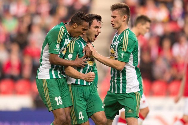Fotbalisté Bohemians 1905 zleva) Jhnon Mosquera, Josef Jindříšek a Daniel Krch oslavují vstřelený gól na hřišti Slavie.