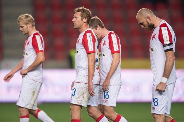 Zklamaní slávističtí fotbalisté po porážce s Olomoucí. Zleva Jan Mikula, Karel Piták, Milan Černý a Martin Latka.