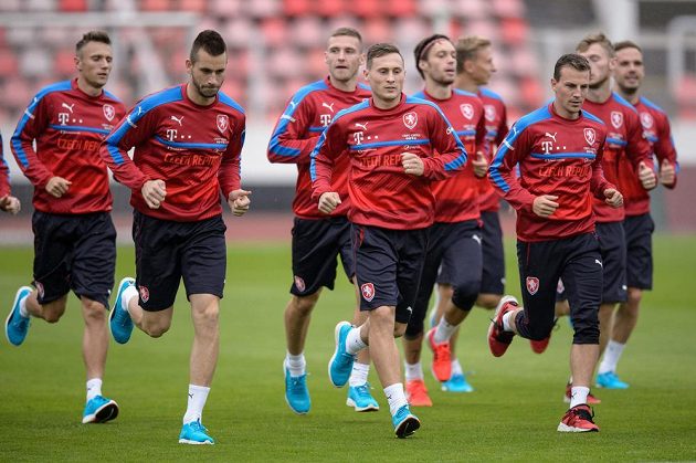 Fotbalisté (zleva) Michael Lüftner, Jan Bořil, Vladimír Darida a spol. během tréninku v Praze.