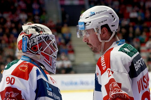 Pardubický brankář Ondřej Kacetl a Ty Wishart během čtvrtfinále play off v Třinci.