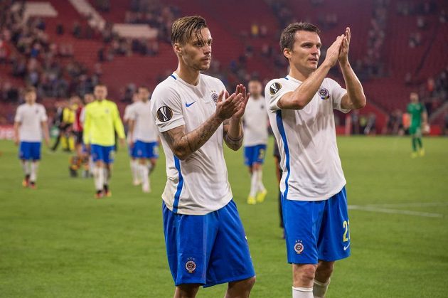 Fotbalisté Sparty Praha Václav Kadlec (vlevo) a David Lafata po prohraném utkání v Southamptonu.