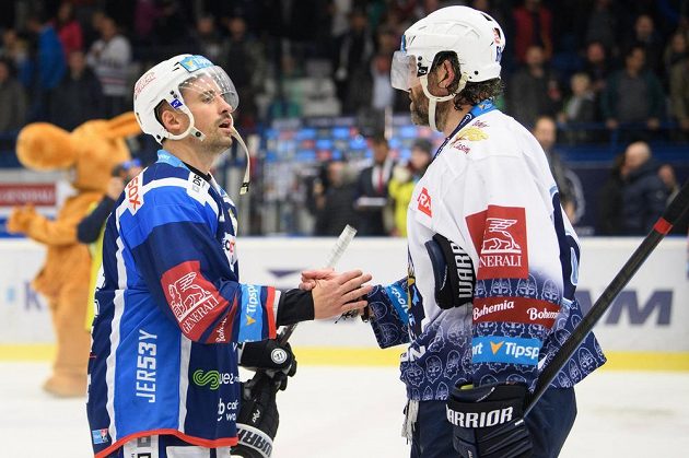 Tomáš Plekanec z Brna a Jaromír Jágr z Kladna po utkání hokejové Tipsport extraligy.