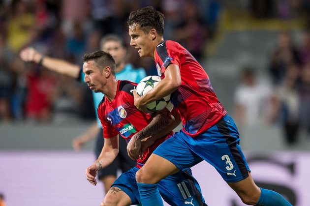 Hlavička plzeňského obránce Aleše Matějů (vpravo) nakonec vítězná nebyla, Ludogorec srovnal v 95. minutě na 2:2.