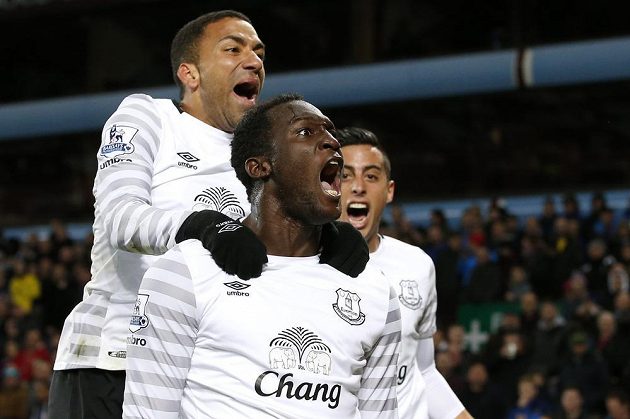 Romelu Lukaku, Aaron Lennon (nahoře) a v pozadí Ramiro Funes Mori oslavují výhru Evertonu ve Villa Parku.