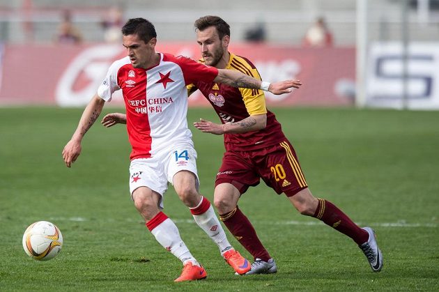Záložník Slavie Praha Miljan Vukadinovič (vlevo) a Branislav Miloševič z Dukly během utkání 23. kola Synot ligy.