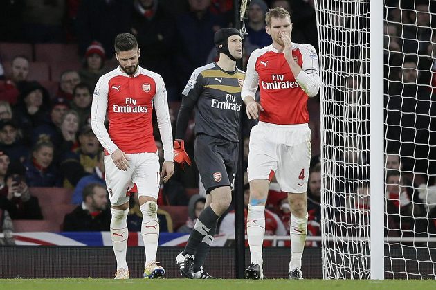 Olivier Giroud, brankář Arsenalu Petr Čech a obránce Per Mertesacker krátce po vlastním gólu francouzského útočníka.