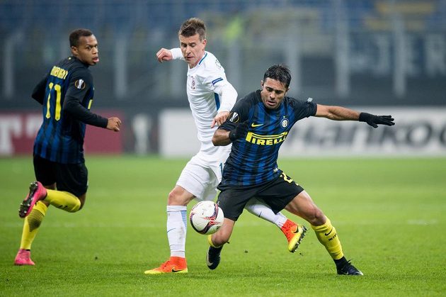 Jonathan Biabiany (vlevo) sleduje souboj Lukáš Marečka ze Sparty a Édera z Interu Milán.