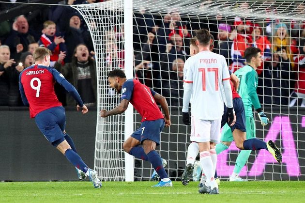 Norská radost! Střelec Kristoffer Joshua King proměnil penaltu a rozhodl o tom, že duel se Španělskem v kvalifikaci o postup na EURO 2020 skončil 1:1.