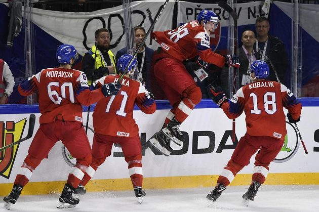 Martin Nečas(druhý zprava) se raduje z vyrovnávacího gólu na 2:2 deset vteřin před koncem zápasu. Gratulují mu (zleva) Michal Moravčík, Tomáš Hyka a Dominik Kubalík.