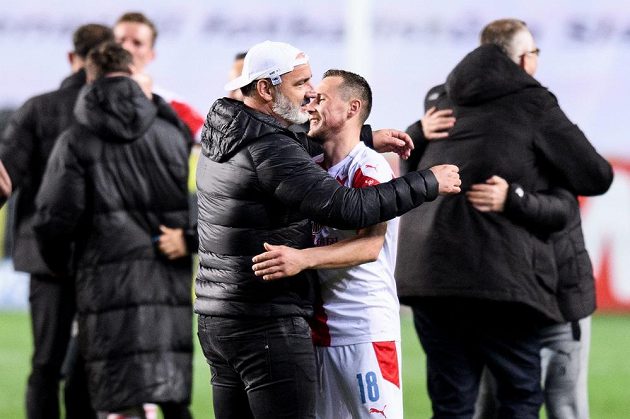 Trenér Slavie Praha Jindřich Trpišovský a Jan Bořil během oslavy zisku mistrovského titulu.