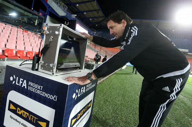 Videorozhodčí Roman Hrubeš před zápasem Sparty s Mladou Boleslaví s monitorem u plochy, který byl připraven pro hlavního rozhodčího Karla Hrubeše.
