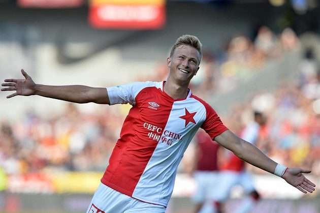 Slávistický záložník Antonín Barák se raduje na Letné z gólu proti rivalovi ze Sparty.