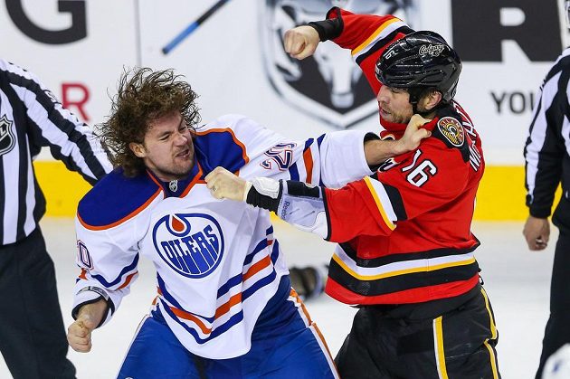 Utkání dvou kanadských týmů bylo okořeněno i bitkou edmontonského Gazdice (vlevo) s McGrattanem z Calgary.