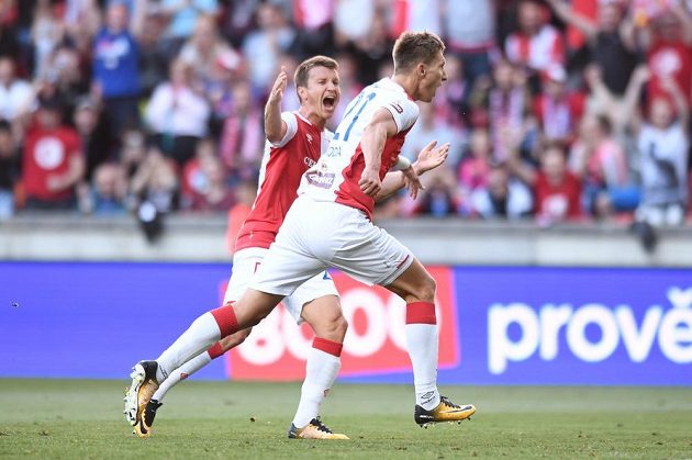 Milan Škoda se raduje poté, co poslal Slavii do vedení z penalty. Za ním Ruslan Rotaň.