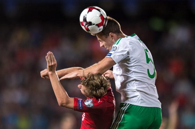 Ladislav Krejčí a Jonny Evans během utkání kvalifikace MS 2018 Česká republika - Severní Irsko.