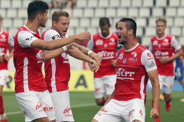 Pardubice players are happy with the goal, on the right its author Martin Toml.