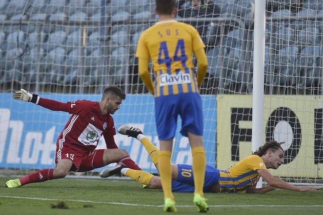 Zleva brankář Boleslavi Jan Stejskal a Martin Sus a Filip Souček z Opavy.