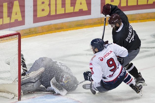 Brankář Sparty Tomáš Pöpperle ukrývá puk před dojíždějícím Janem Hudečkem z Vítkovic.