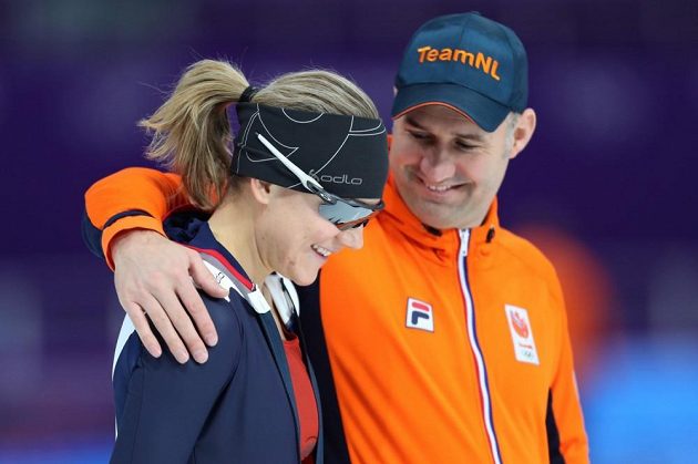 Karolína Erbanová na tréninku před zahájením zimních olympijských her v jihokorejském Pchjončchangu, společnost jí dělají kolegové z nizozemského týmu.