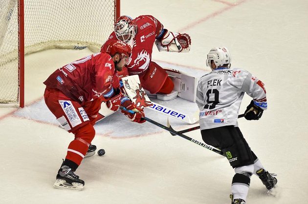 Zleva Milan Doudera a brankář Ondřej Kacetl z Třince a Jakub Flek z Karlových Varů.