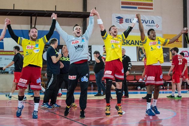 Házenkáři Dukly Praha oslavují vítězství a postup po utkání čtvrtfinále Challenge Cupu proti KV Sasja Antverpy.