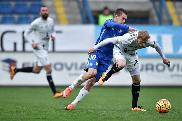 Liberecký záložník Zdeněk Folprecht (vlevo) bojuje o balón s Petrem Ševčíkem z Olomouce.