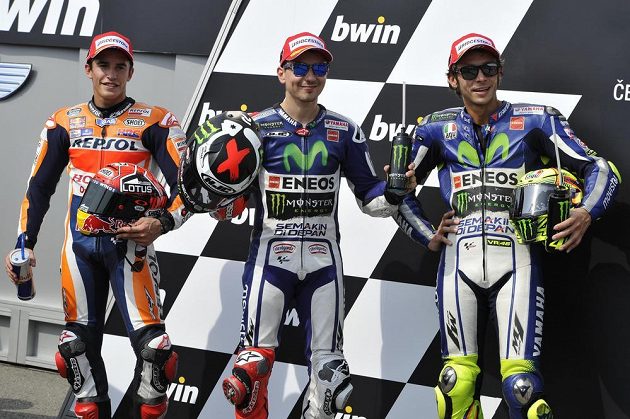 Trio nejlepších mužů kvalifikace MotoGP v Brně. Zleva Španělé Marc Márquez a Jorge Lorenzo a Valentino Rossi z Itálie.