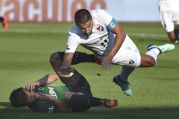 Zleva David Hovorka z Jablonce a Milan Baroš z Baníku Ostrava v úvodním ligovém kole.