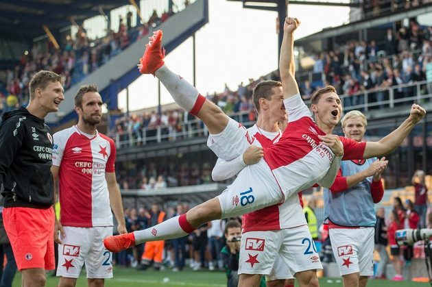 Fotbalisté Slavie Praha Jiří Bílek a Jan Bořil oslavují vítězství nad Spartou.