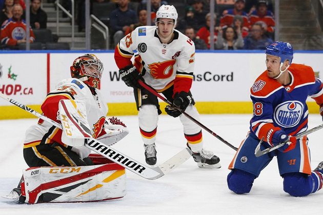 Brankář Calgary Flames David Rittich (33) v akci během utkání NHL s Edmontonem.