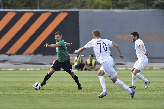 Jablonecký fotbalista Jakub Považanec v akci během úvodního utkání 2. předkola Evropské ligy proti Pjuniku Jerevan.