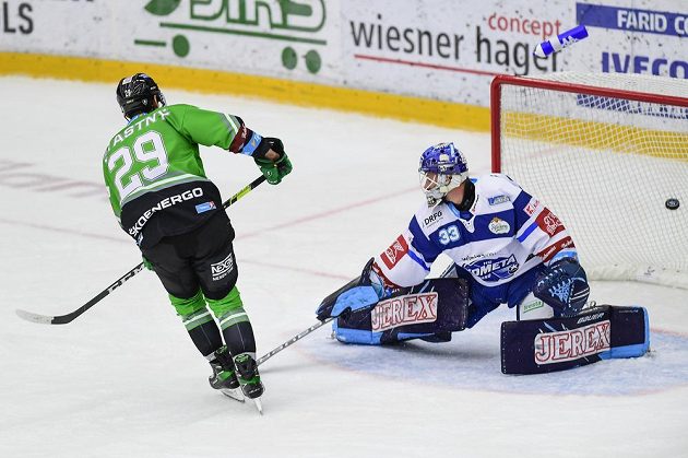 David Šťastný z Mladé Boleslavi (vlevo) proměňuje trestné střílení, vpravo je brankář Brna Lukáš Klimeš.