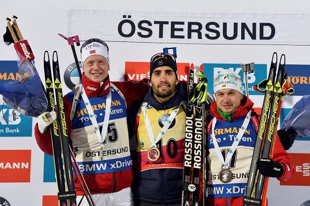 Tři nejlepší z vytrvalostního závodu mužů (zleva) stříbrný Nor Johannes Thingnes Bö, vítěz Martin Fourcade z Francie a bronzový Vladimir Čepelin z Běloruska.
